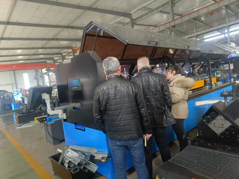 出口沙特地区的型钢机设备，AG贵宾会冷弯工程师展实力以专业攻克小边与腰高难题